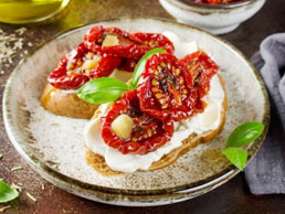 Bruschetta chèvre chaud, pesto et tomate séchées